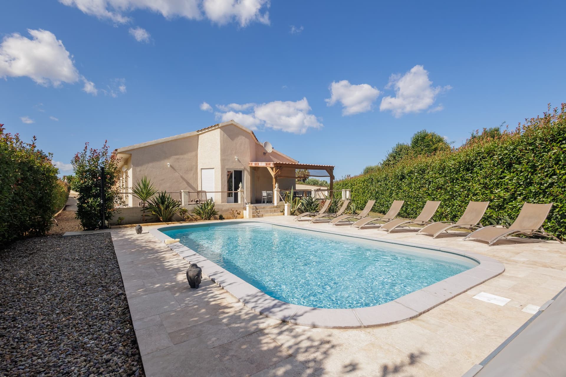 Villa Monte-Cristo à Talasani avec piscine privée chauffée et transats dans un jardin clos